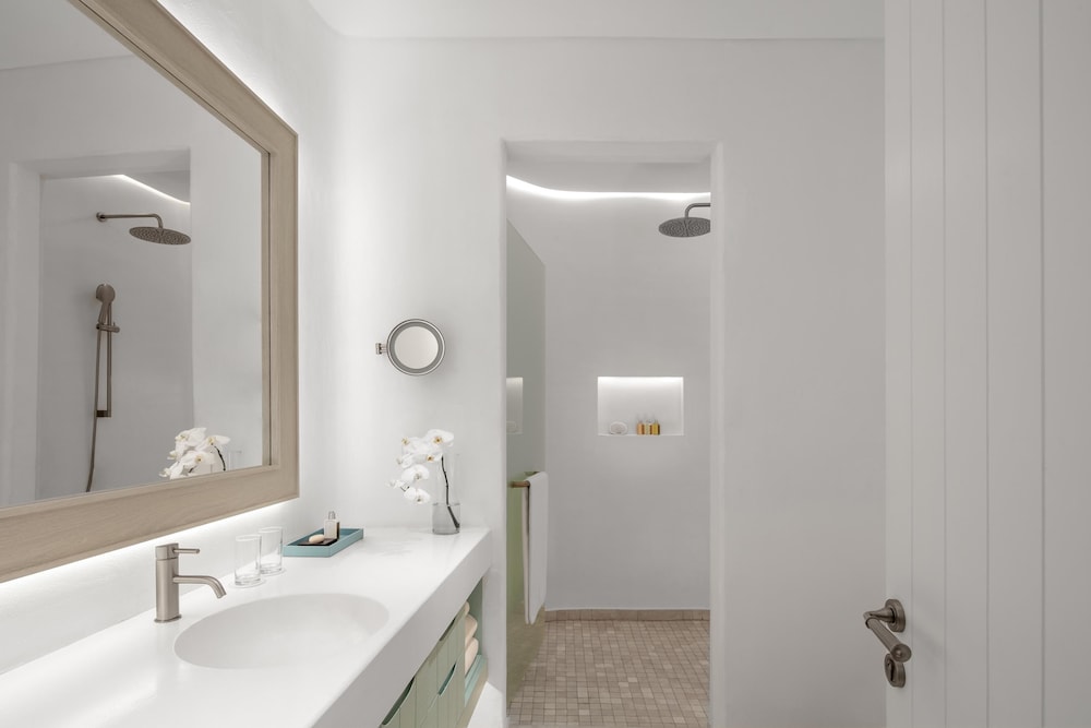 غرفة بسرير كينج بإطلالة على البحر بشرفة، Anantara Retreat Santorini Abu Dhabi - Adults Only 3/3