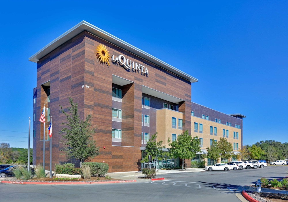 La Quinta Inn & Suites By Wyndham Lakeway 3/44