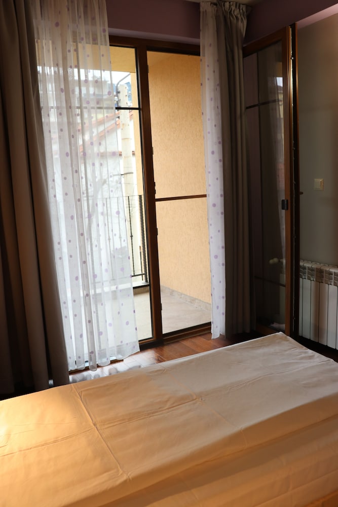 Roots Hotel And Wine Bar 17/70