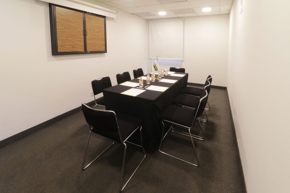 City Express Junior by Marriott Toluca Aeropuerto 36/50