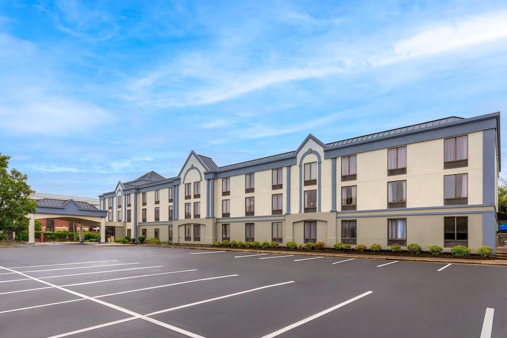 Wingate by Wyndham Greensboro/Coliseum 31/53