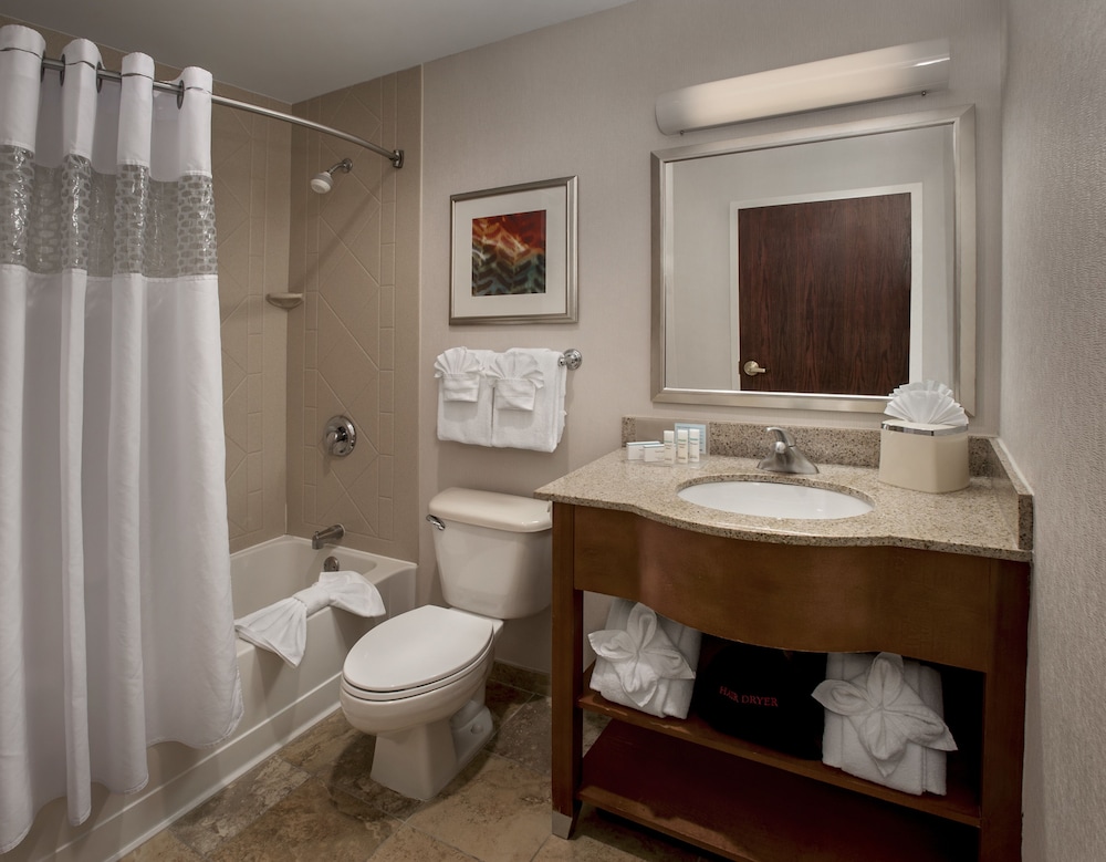 غرفة بسريرين كوين، Hampton Inn and Suites Milwaukee Downtown 4/4