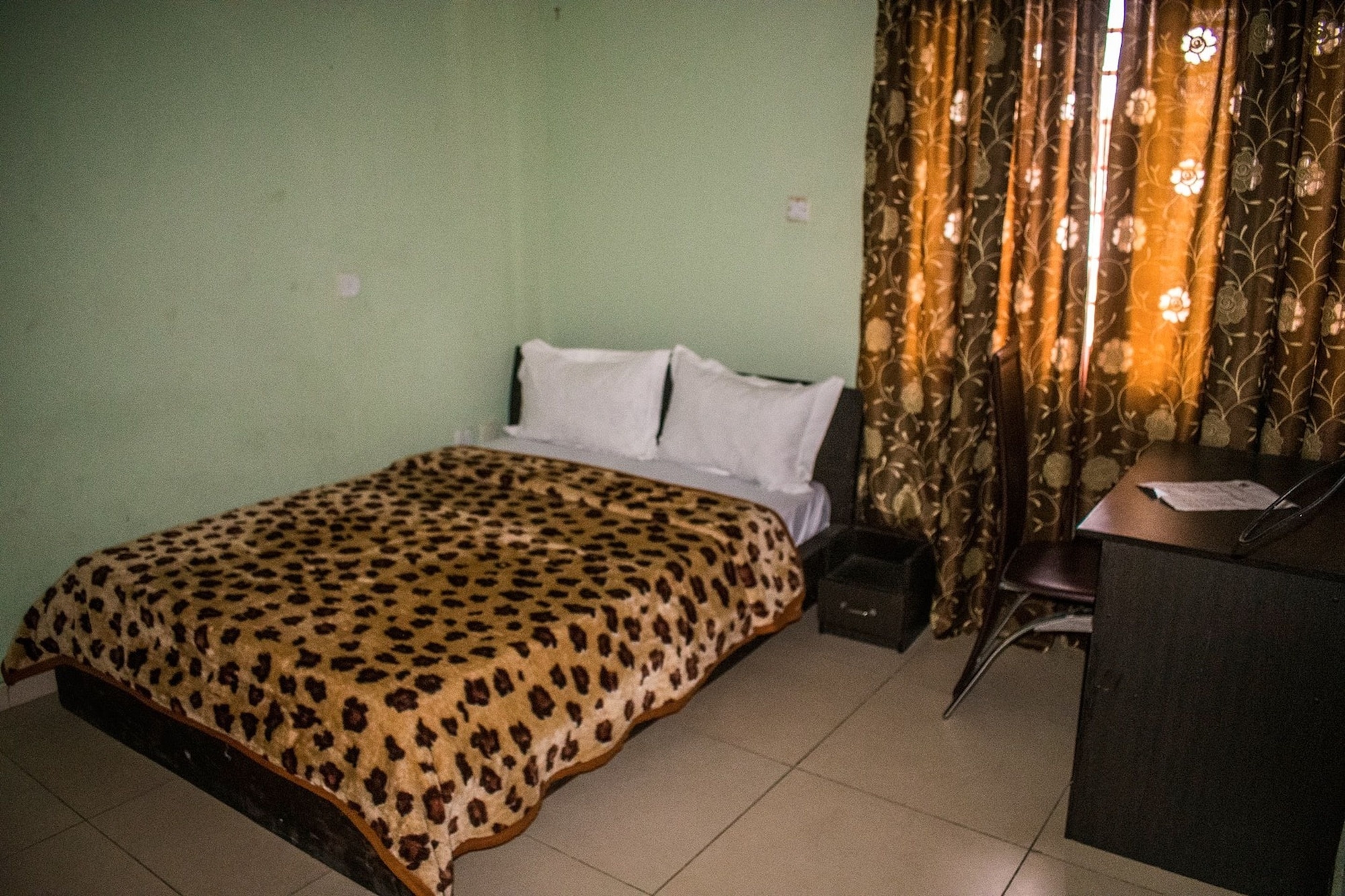 ROOM, DOUBLE BED