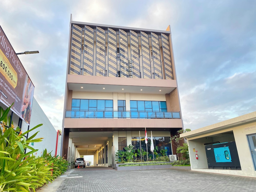 Front One Hotel Gombong 2/48