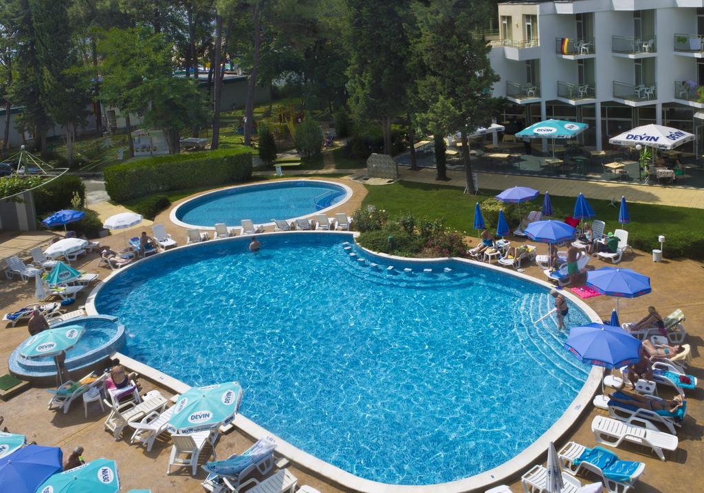 Flamingo Beach Hotel 62/63