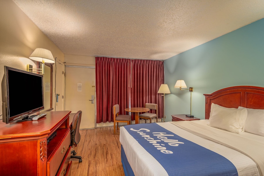 Standard, Queen Bed