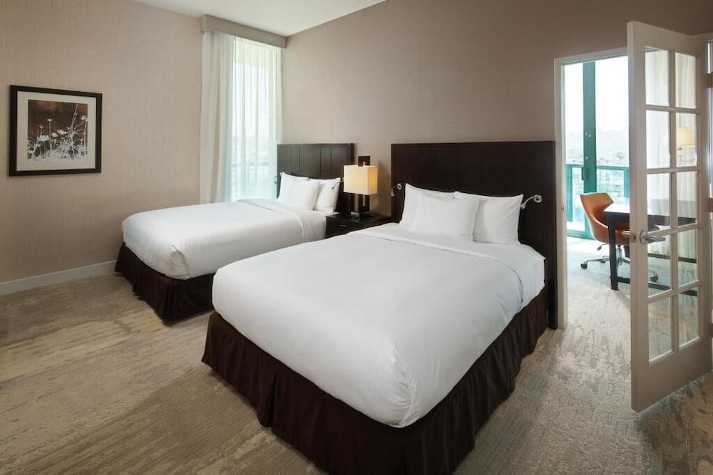 room, 2 queen beds, city view
