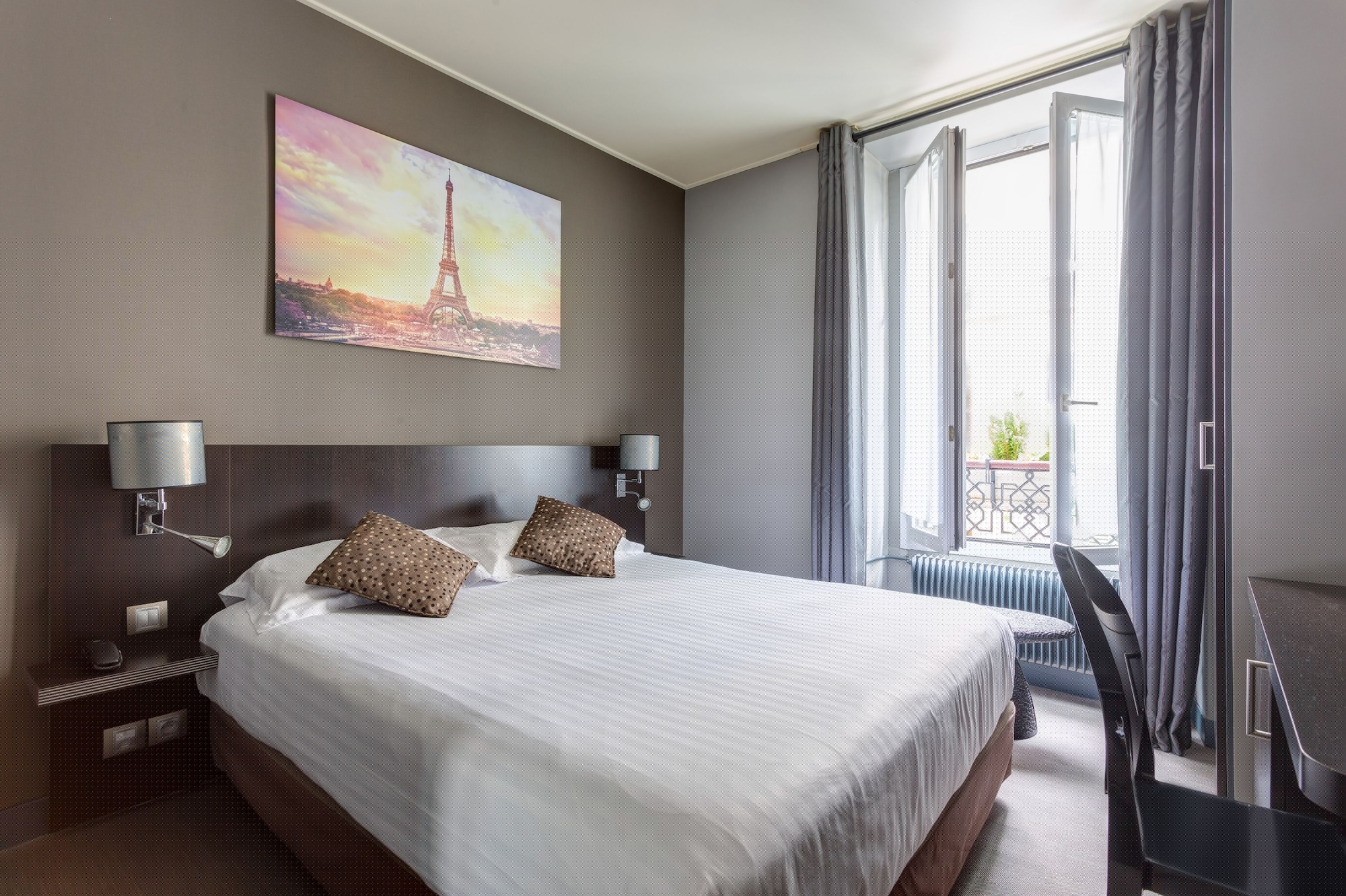 Room at Jardin De Villiers, PARIS