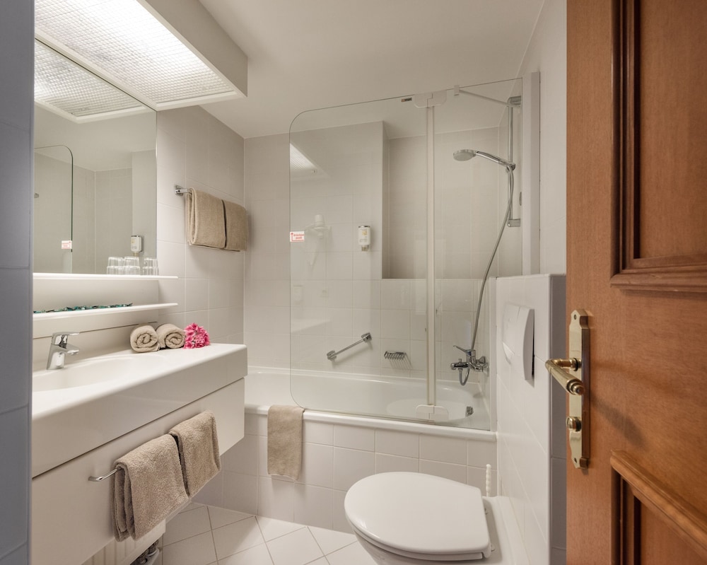 1 BEDROOM, PANORAMIC, APARTMENT, 1 DOUBLE AND 2 MURPHY BEDS, KITCHEN
