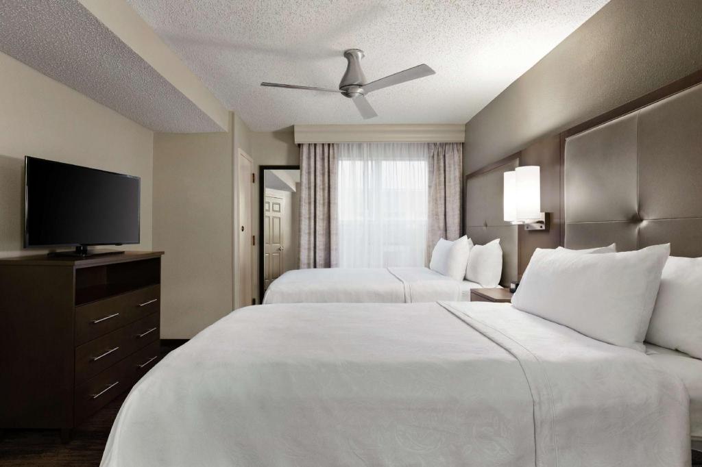 SUITE, KING BED, ACCESSIBLE
