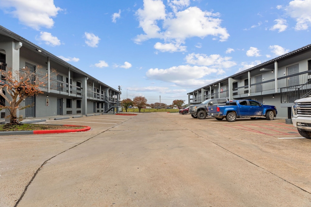 Days Inn & Suites by Wyndham Texas City 41/52