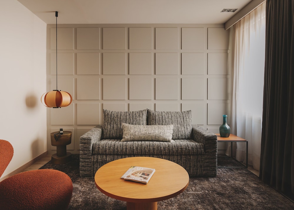 Gallery Hotel 56/75