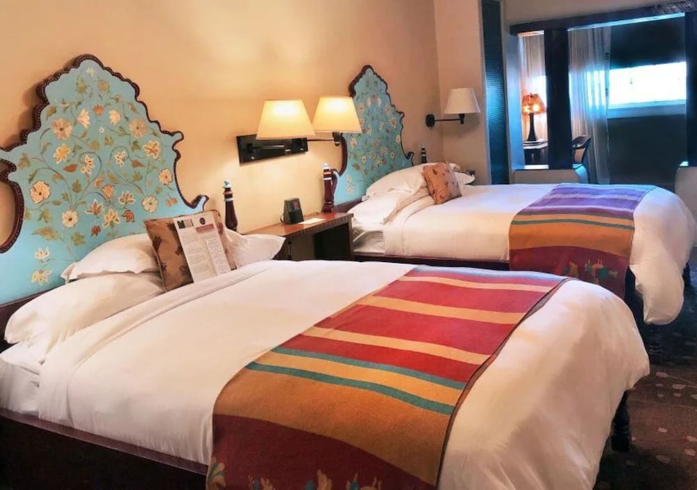 DELUXE, 2 DOUBLE BEDS