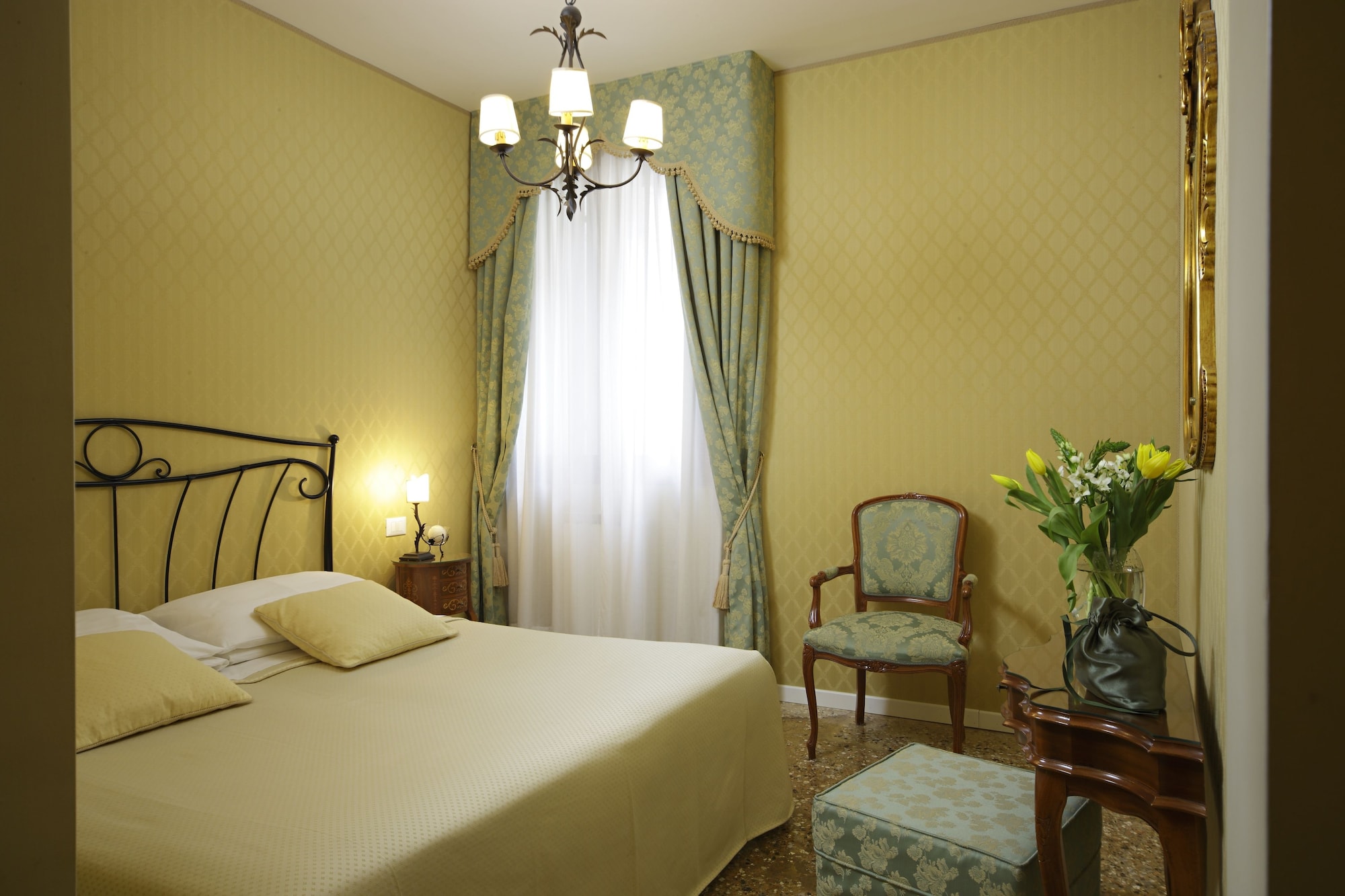 ROOM, DOUBLE OR TWIN BED
