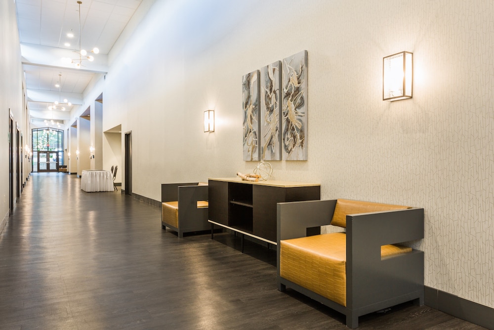 Holiday Inn Roanoke Airport-Conference CTR 37/60