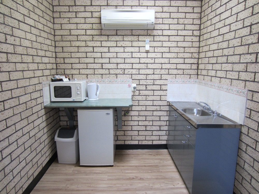 COWRA CREST MOTEL 28/50