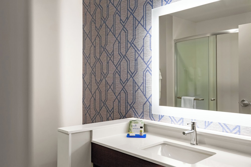 Holiday Inn Express Suites Sanford 53/54
