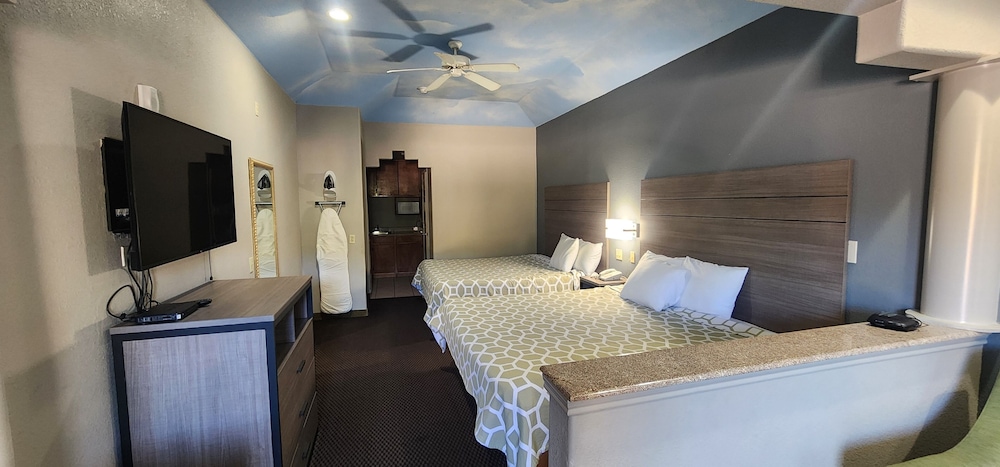 Room, 2 King Beds, Kitchenette, Accessible 4/10