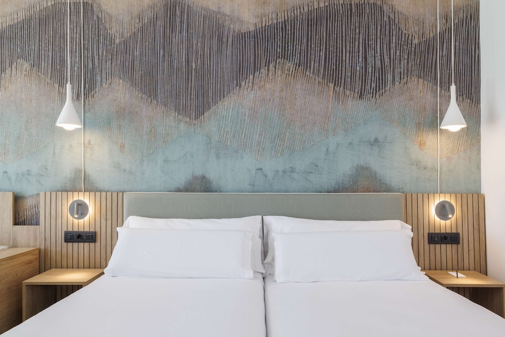 Swim Up, Suite, Twin Beds 2/2