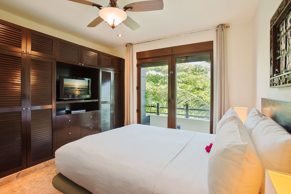El Taj Oceanfront & Beachside Condo Hotel 45/74
