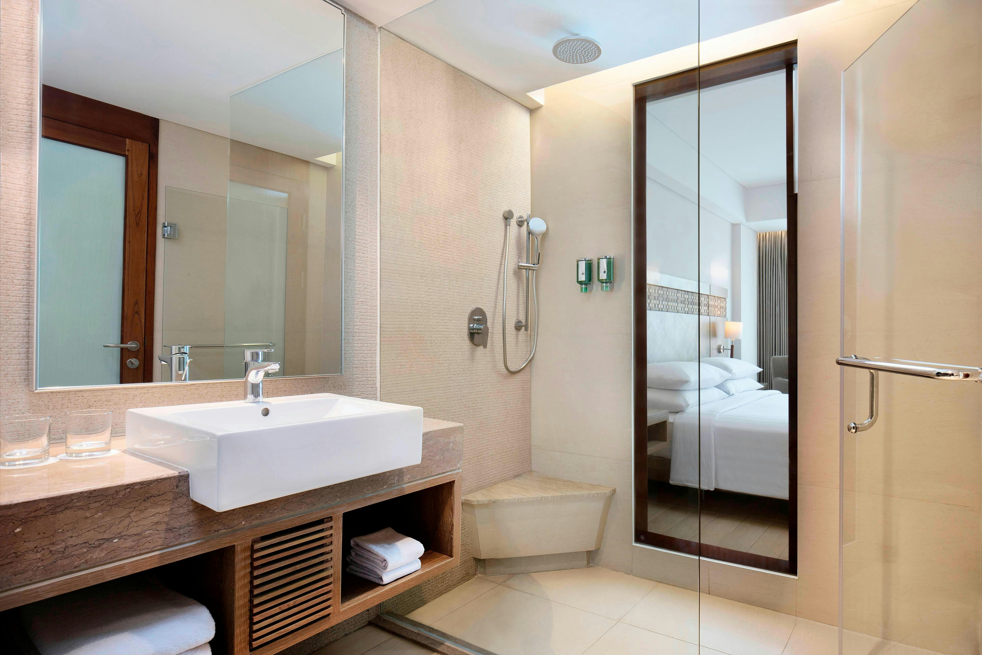 Room, Pool View