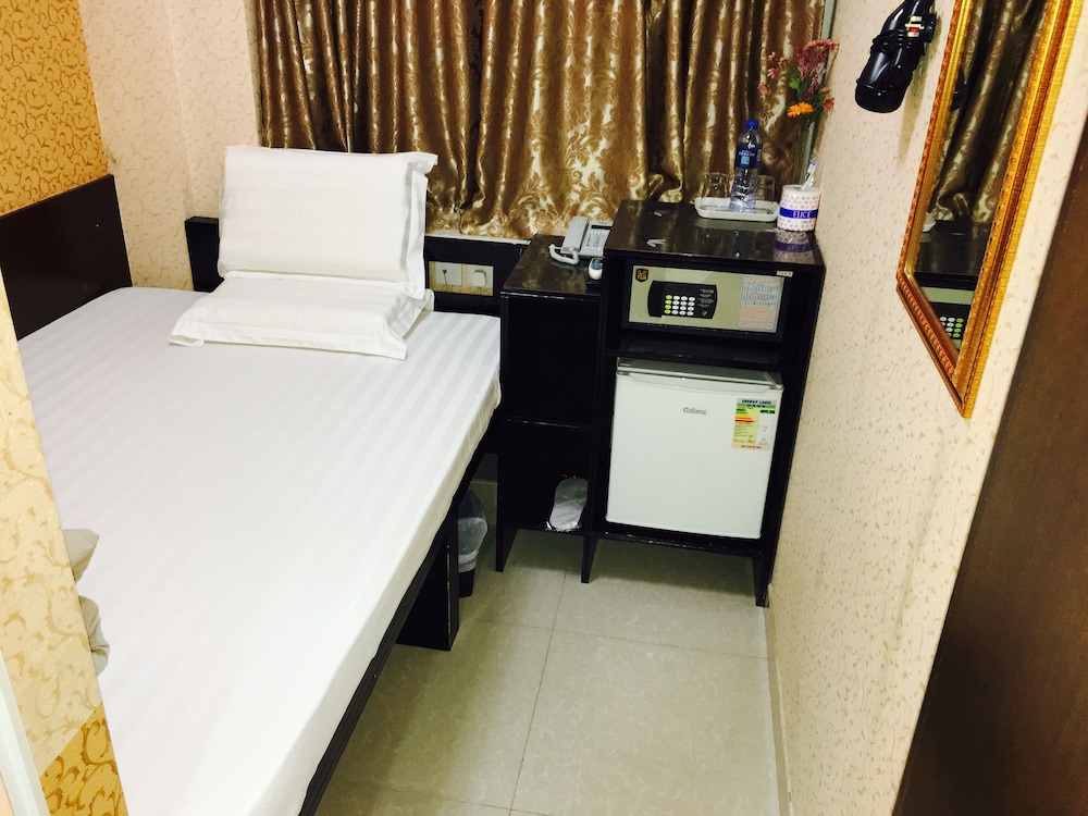 ROOM, SINGLE