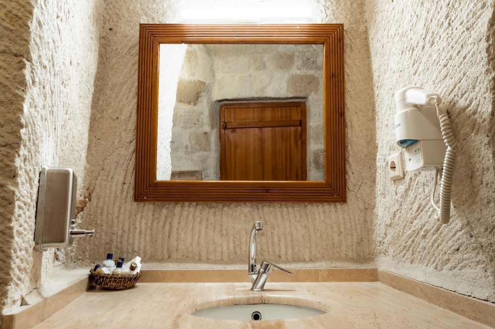 Amber Cave Suites 76/76