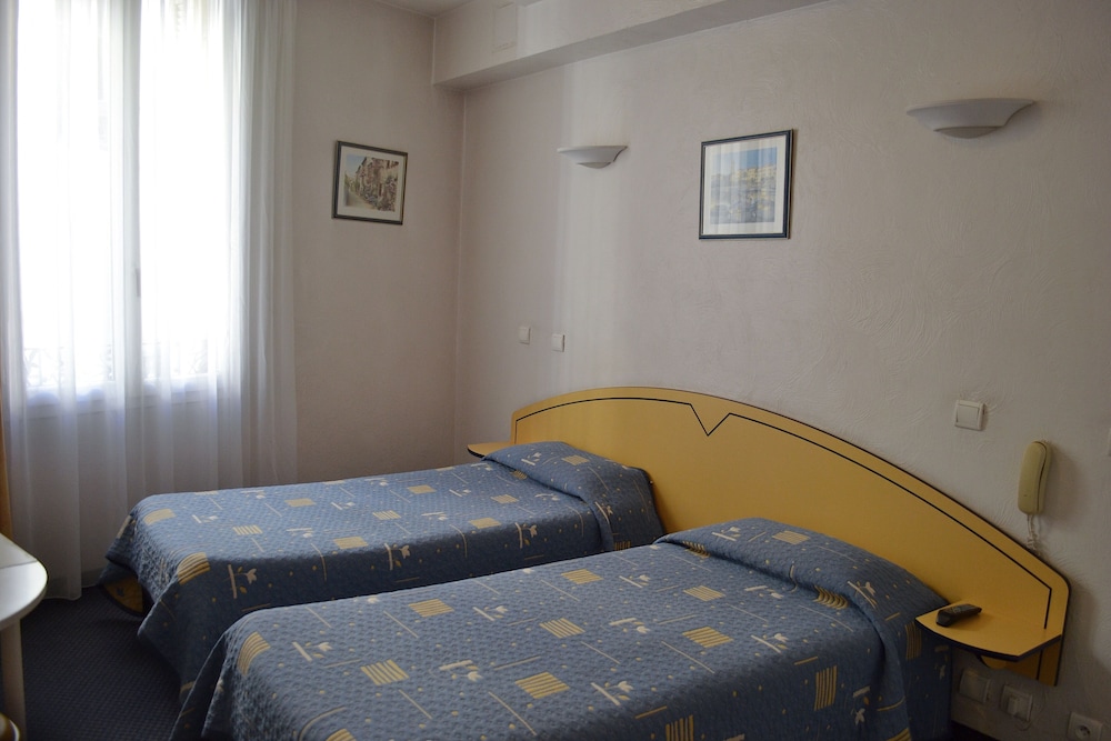 Modern Hotel 10/36