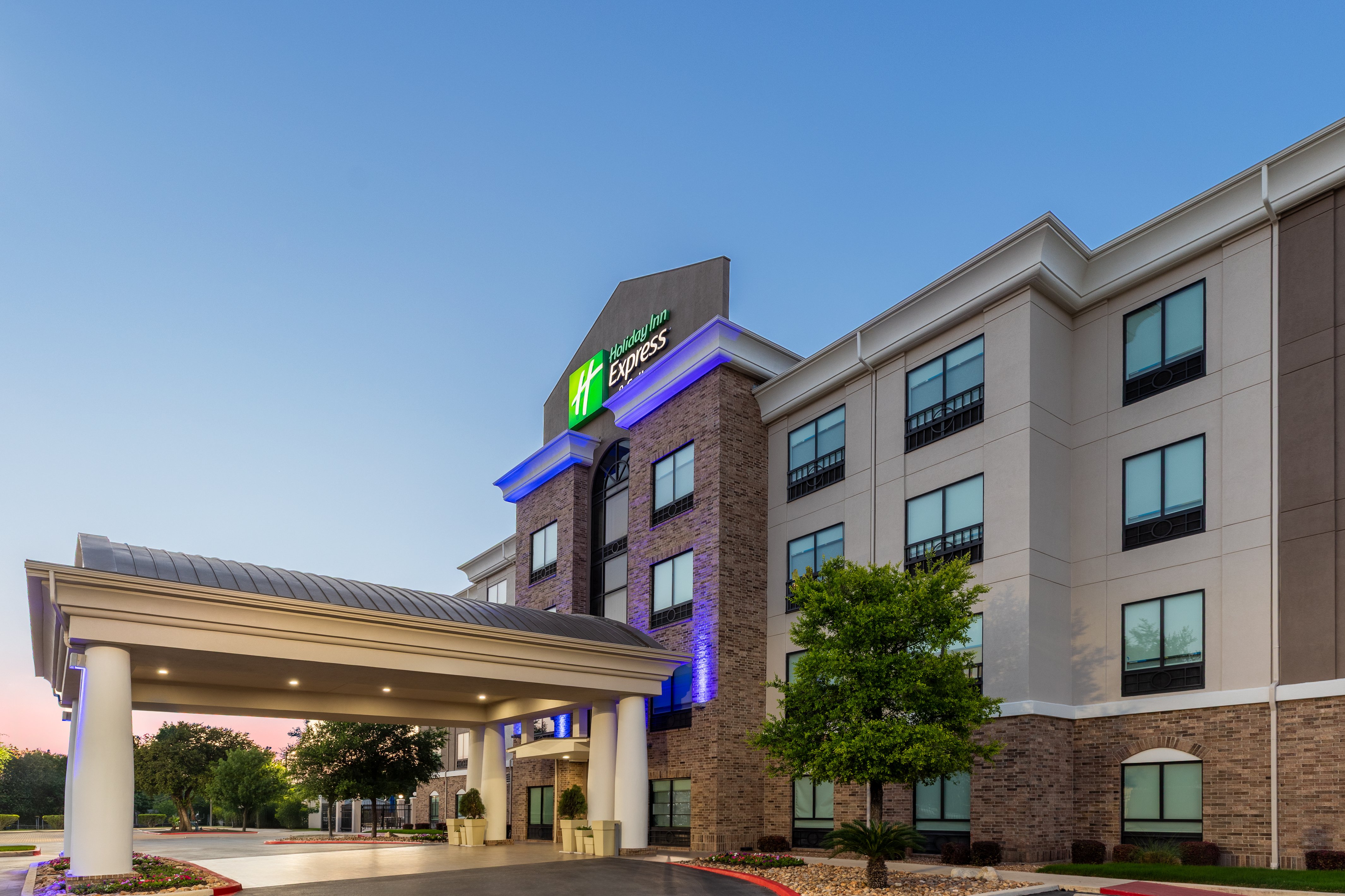 Holiday Inn Express Suites San Antonio Se By At T Center 2/73
