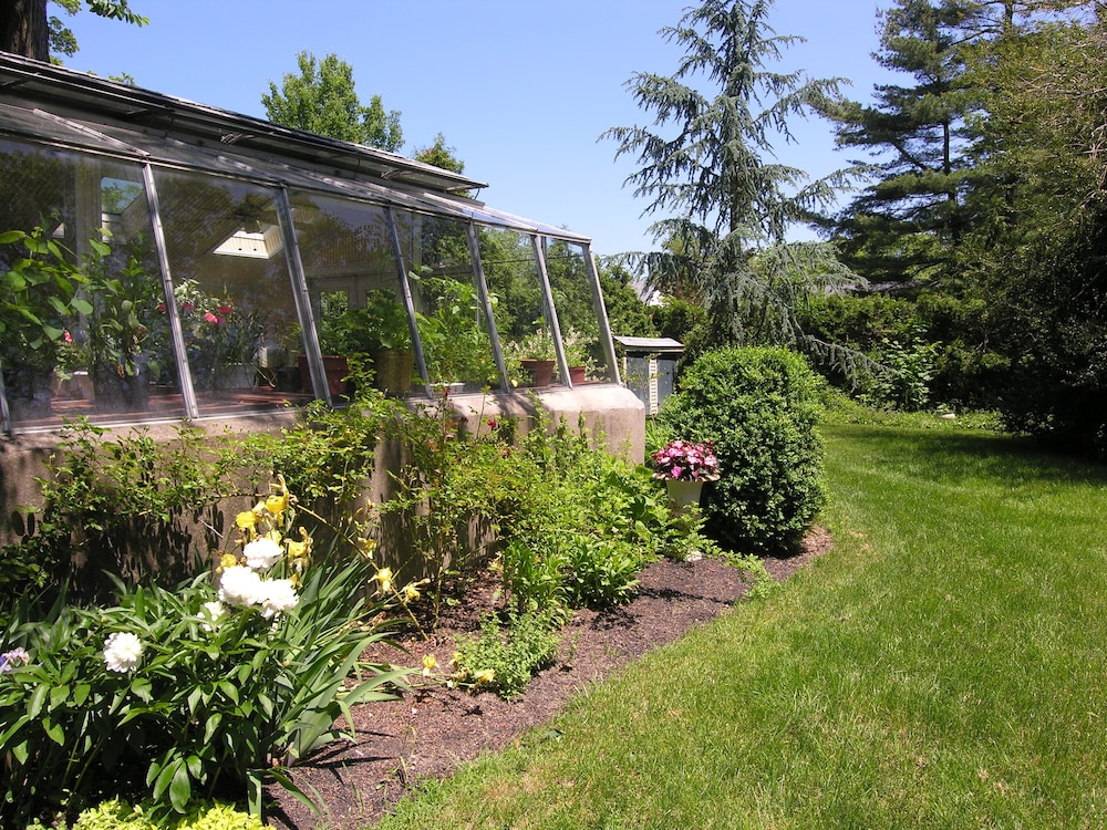 Delano Homestead Bed & Breakfast 57/64