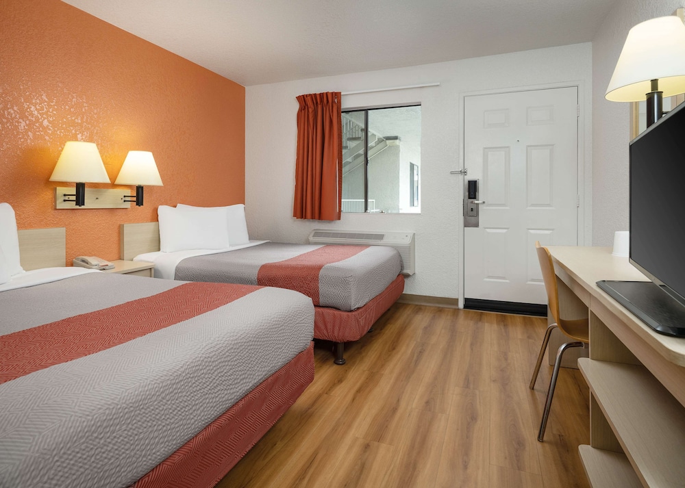 Motel6 Buena Park, CA - Knotts Berry Farm - Disneyland 14/34