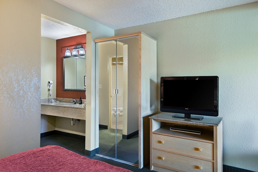 Oxnard Inn Lancaster, CA 46/59