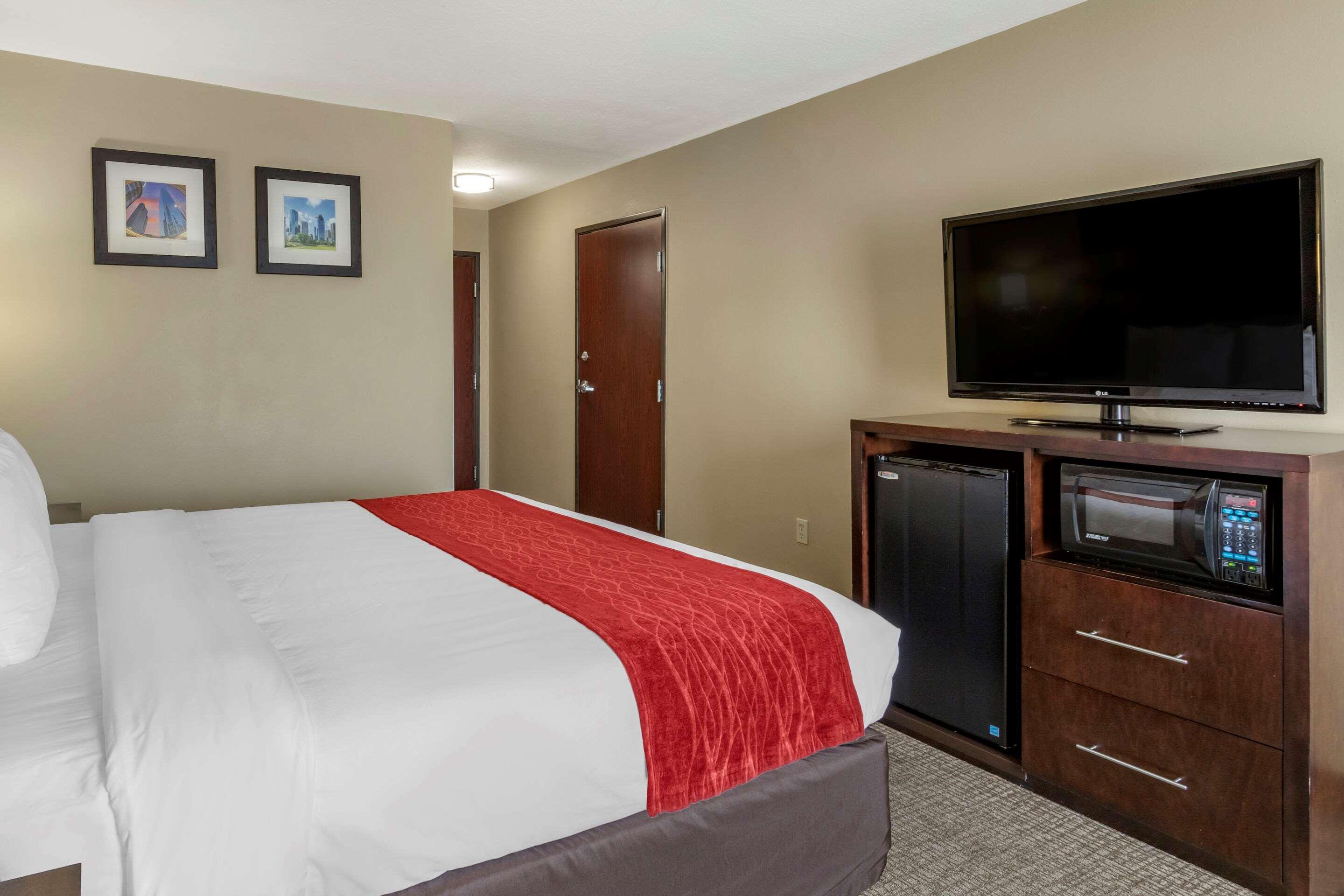 ROOM, KING BED