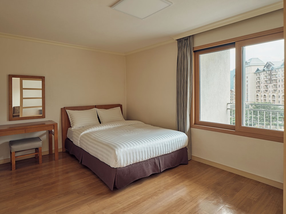 West, Sono, Suite, 3 Futon Beds, Kitchen