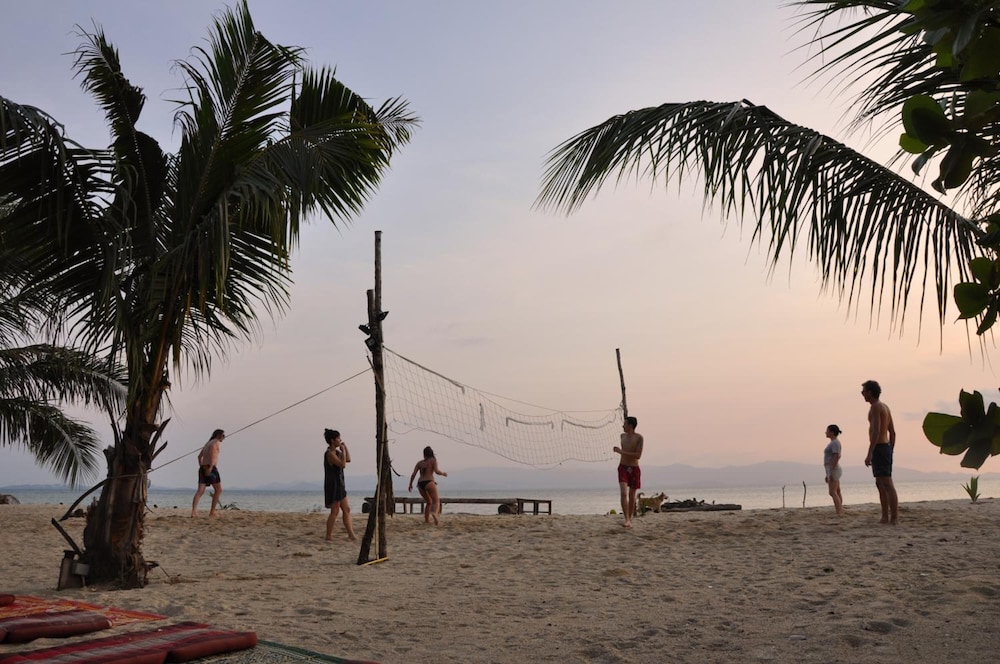 Echo Beach Backpackers 35/50