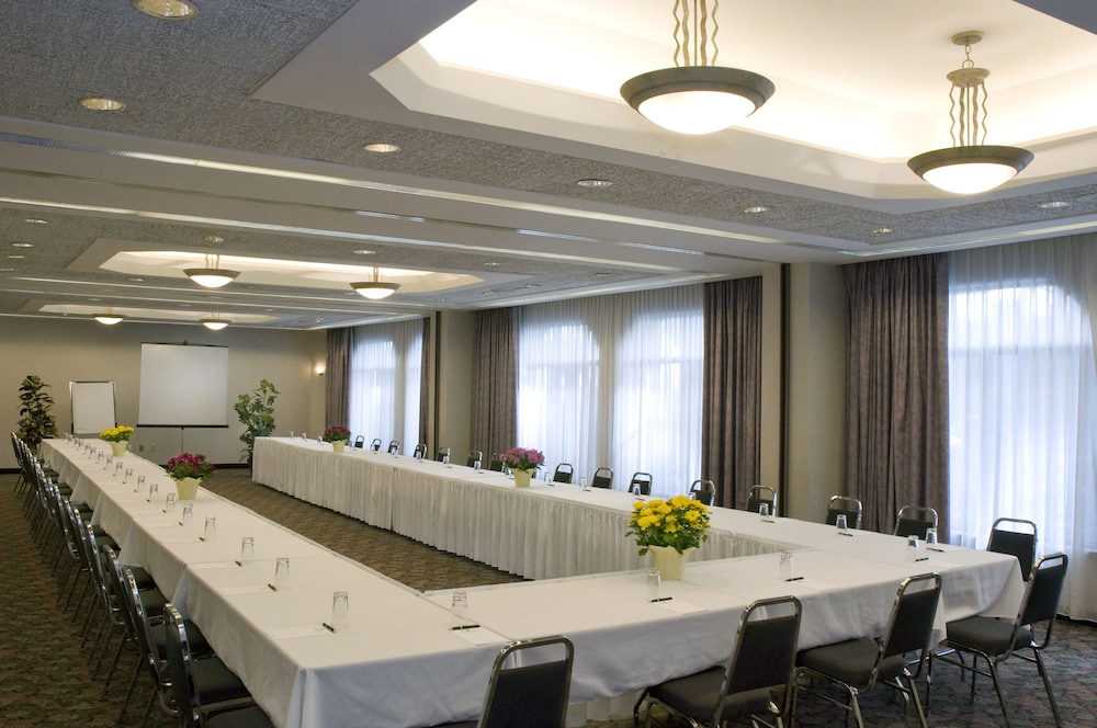 Cartier Place Suite Hotel 55/64
