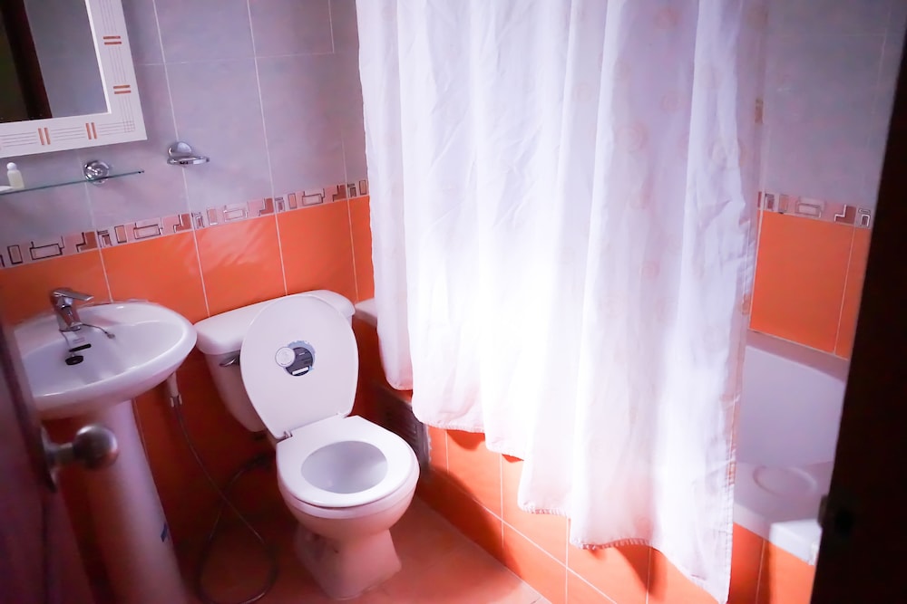 Kanavera Sriracha Hotel and Serviced Apartment 75/77