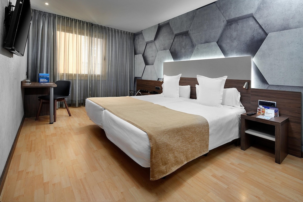 ROOM, DOUBLE OR TWIN BED