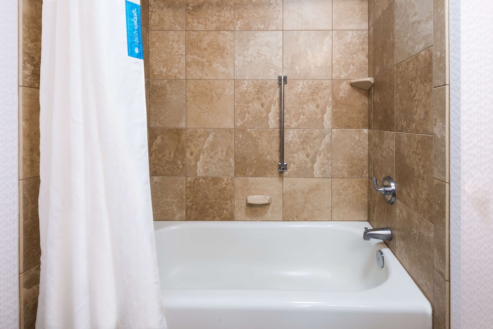 Hampton Inn And Suites Buffalo Downtown 16/52