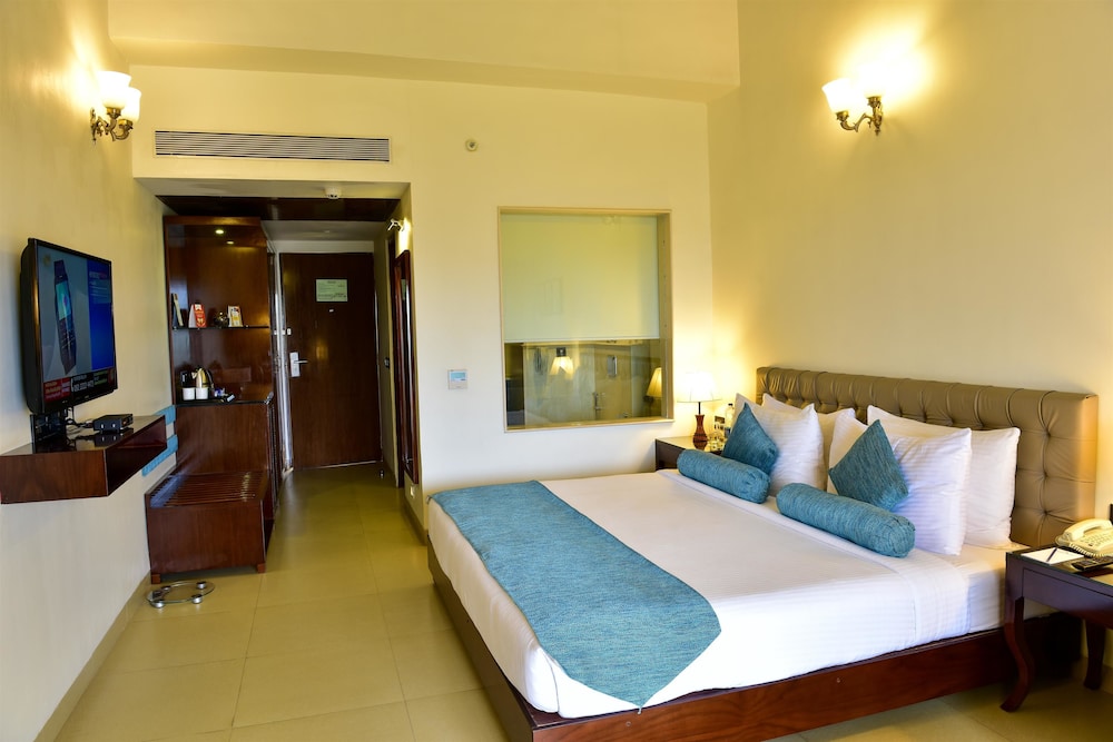 Golden Tulip Candolim Goa 20/77
