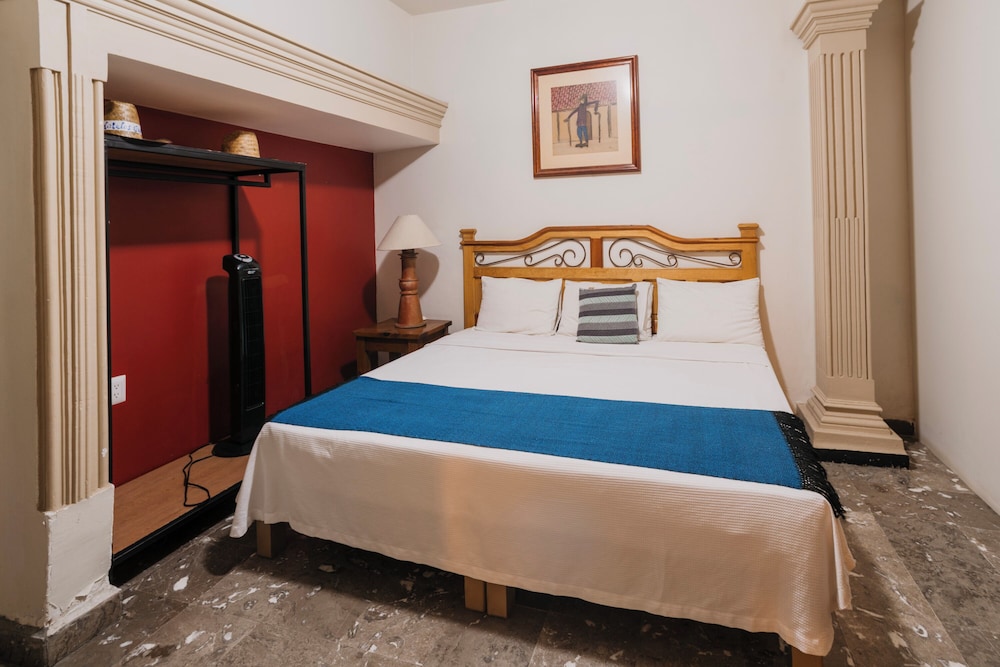 ROOM, QUEEN BED