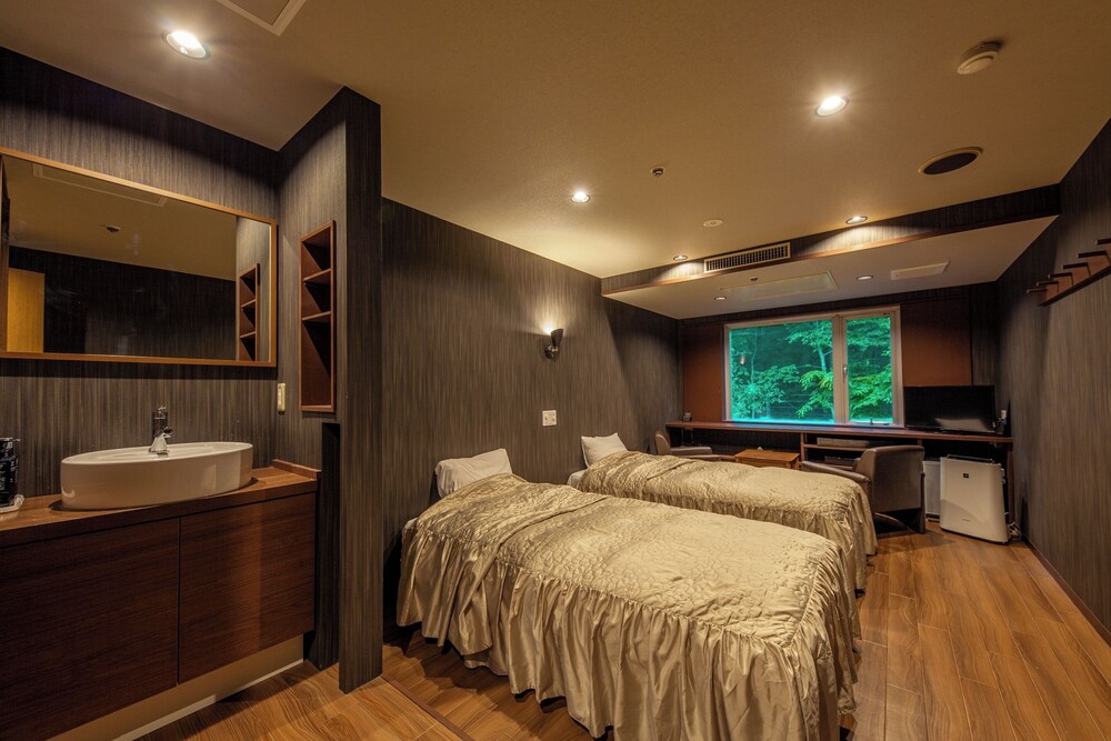 City, Twin Beds