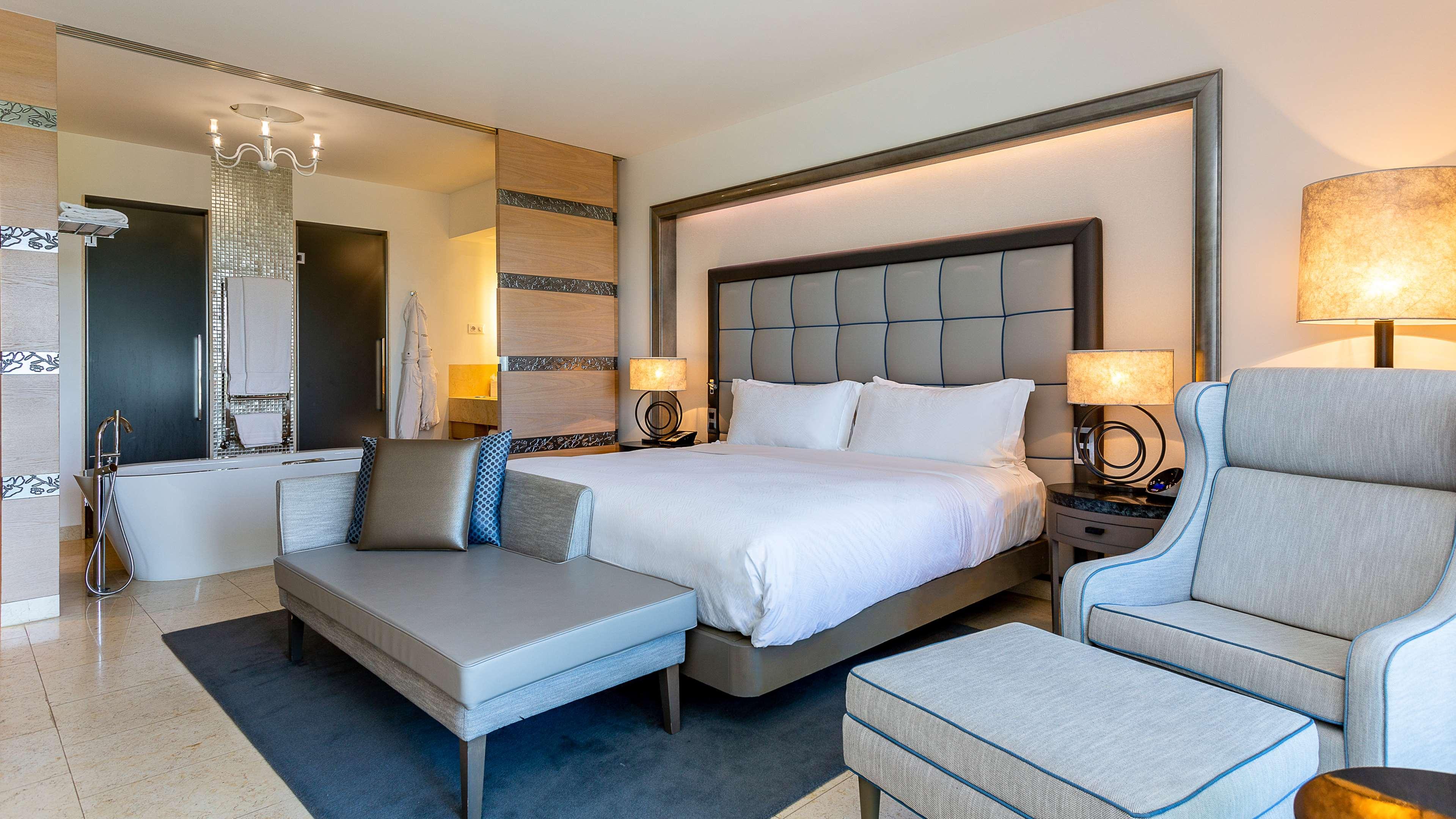 PLUS, DELUXE, KING BED