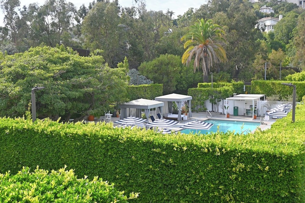 Luxe Sunset Boulevard Hotel 68/72