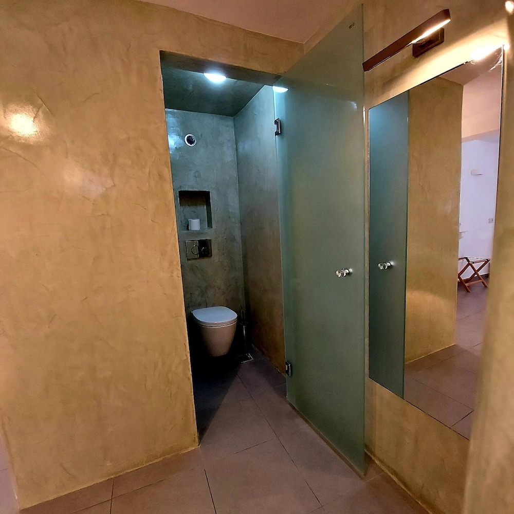 Ambience Suites 40/72