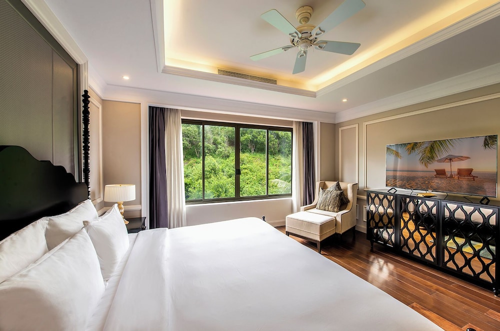 Grand, Junior Suite, King Bed, Hill View