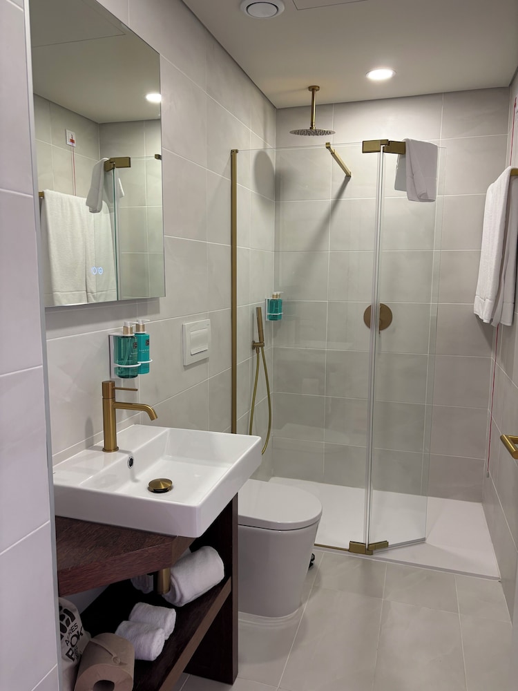 AZORES BOOK HOTEL 45/46