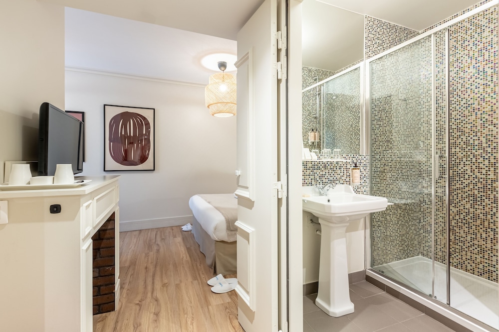 جناح جونيور بسرير مزدوج وسرير فردي، Hotel Celeste Batignolles Montmartre 3/3