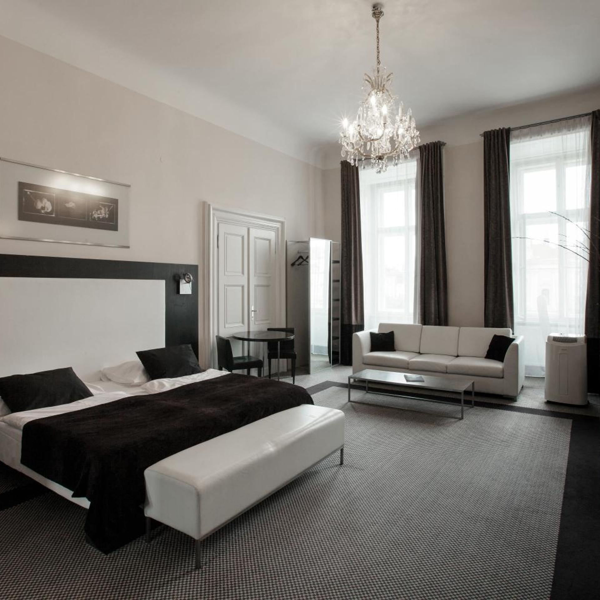 جناح جونيور بسرير كينج، Old Town Square Residence by Emblem 7/7