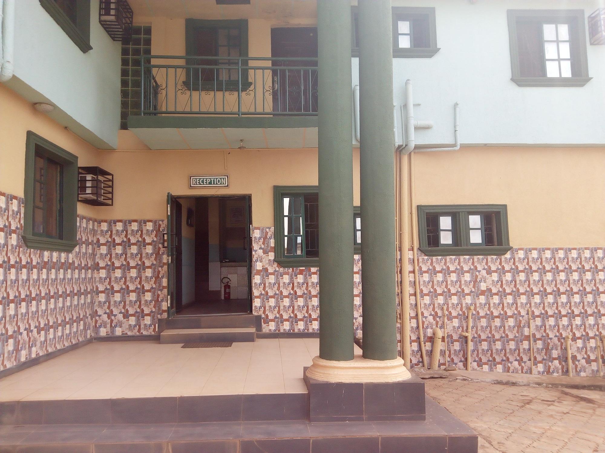 Adebayowa Hotel 1/17